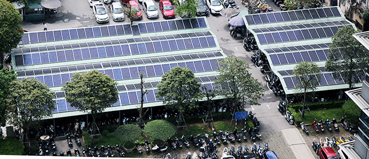 Hệ thống điện mặt trời mái nhà trong khuôn viên trụ sở Tập đoàn Điện lực Việt Nam (phường Ba Đình, Hà Nội). Nguồn ảnh: EVNEIC Hệ thống điện mặt trời mái nhà trong khuôn viên trụ sở Tập đoàn Điện lực Việt Nam (phường Ba Đình, Hà Nội). Nguồn ảnh: EVNEIC