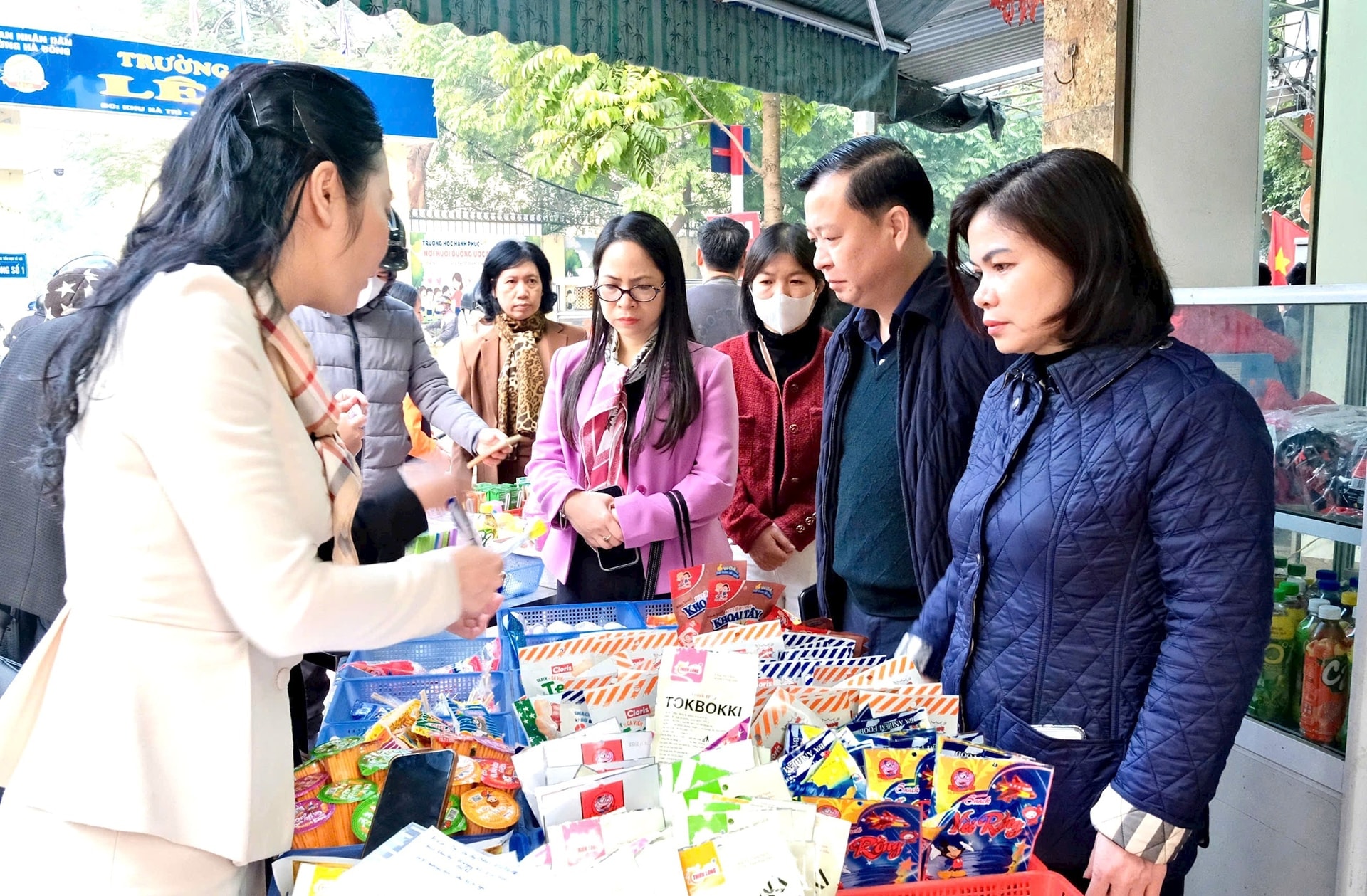 Đo&agrave;n khảo s&aacute;t thực phẩm tại khu vực chợ tạm H&agrave; Tr&igrave;, phường H&agrave; Đ&ocirc;ng. Ảnh: L. Hải