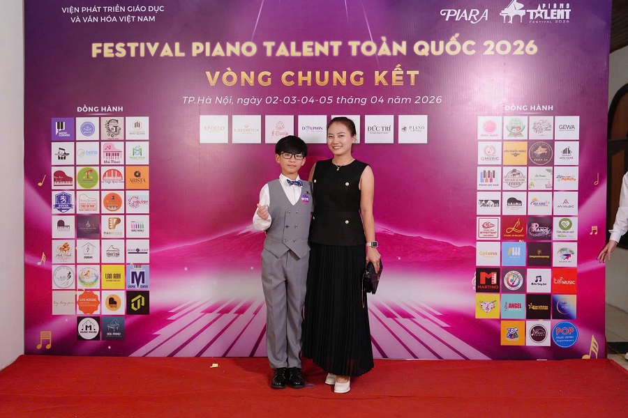 Em Quốc Trường c&ugrave;ng c&ocirc; gi&aacute;o hướng dẫn piano tại V&ograve;ng chung kết cuộc thi Festival Piano Talent to&agrave;n quốc 2026 (Ảnh NVCC)