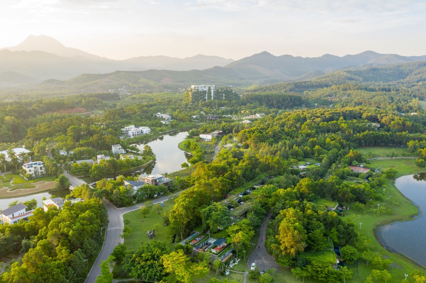 Kh&ocirc;ng gian xanh rộng lớn của khu nghỉ dưỡng Flamingo Đại Lải Resort