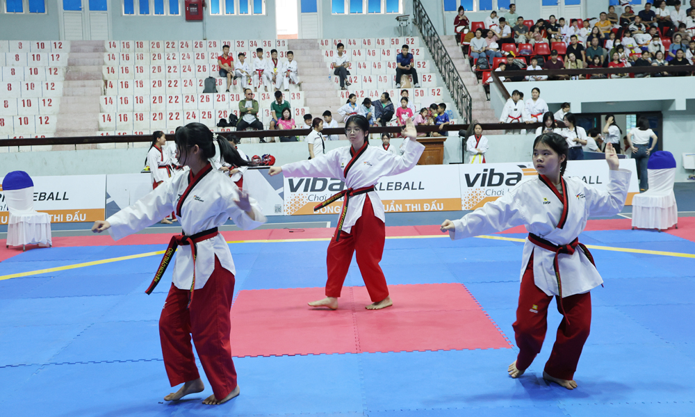 C&acirc;u lạc bộ phường T&acirc;n An thi đấu nội dung quyền đồng đội nữ lứa tuổi 2 (sinh năm 2012 đến 2014).