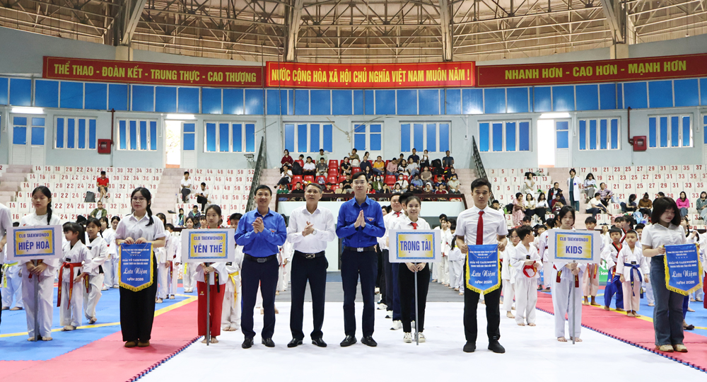 C&aacute;c đại biểu trao cờ lưu niệm cho c&aacute;c c&acirc;u lạc bộ tham gia giải đấu.