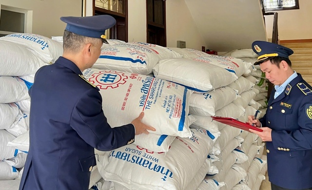 Lực lượng QLTT tỉnh Quảng Trị thu giữ số lượng lớn đường c&aacute;t nhập lậu.