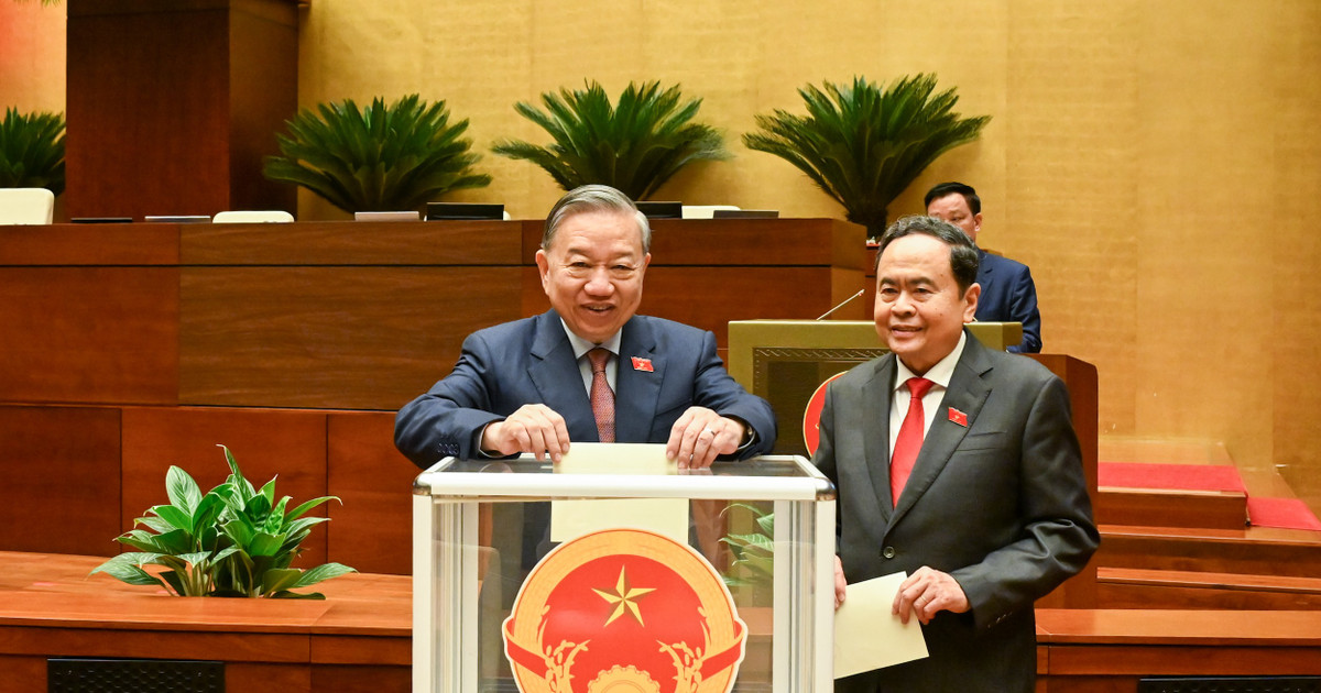 Tổng Bí thư Tô Lâm và Chủ tịch Quốc hội khóa XV Trần Thanh Mẫn bỏ phiếu bầu Chủ tịch Quốc hội khóa XVI sáng 6/4. (Ảnh: DUY LINH) Tổng Bí thư Tô Lâm và Chủ tịch Quốc hội khóa XV Trần Thanh Mẫn bỏ phiếu bầu Chủ tịch Quốc hội khóa XVI sáng 6/4. (Ảnh: DUY LINH)