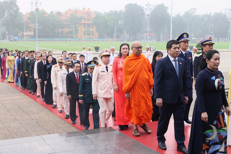 Các đại biểu Quốc hội khóa XVI vào Lăng viếng Chủ tịch Hồ Chí Minh - Ảnh: VGP/Nhật Bắc Các đại biểu Quốc hội khóa XVI vào Lăng viếng Chủ tịch Hồ Chí Minh - Ảnh: VGP/Nhật Bắc