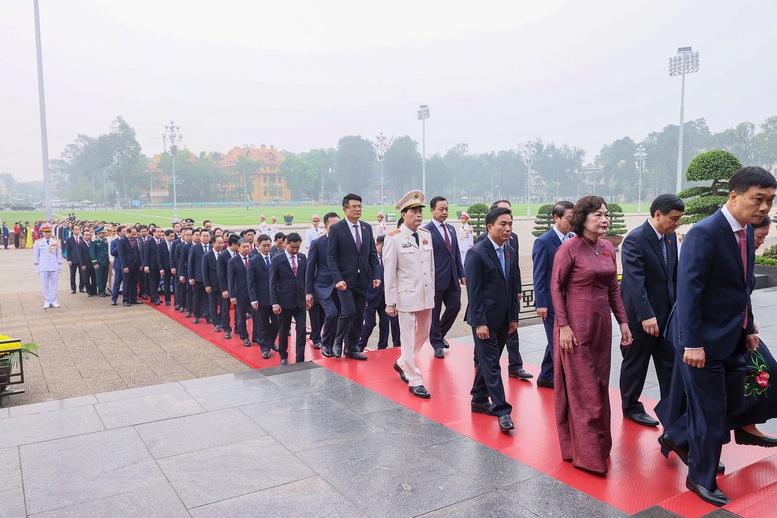 Các đại biểu Quốc hội khóa XVI vào Lăng viếng Chủ tịch Hồ Chí Minh - Ảnh: VGP/Nhật Bắc Các đại biểu Quốc hội khóa XVI vào Lăng viếng Chủ tịch Hồ Chí Minh - Ảnh: VGP/Nhật Bắc