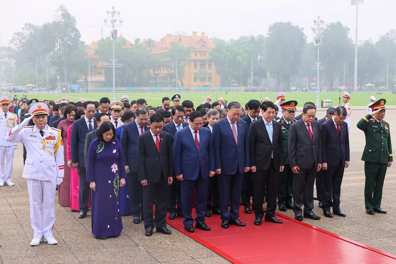 Tổng Bí thư Tô Lâm cùng các đồng chí Lãnh đạo Đảng, Nhà nước và Đại biểu Quốc hội khóa XVI kính cẩn tưởng niệm Chủ tịch Hồ Chí Minh - Ảnh: VGP/Nhật Bắc Tổng Bí thư Tô Lâm cùng các đồng chí Lãnh đạo Đảng, Nhà nước và Đại biểu Quốc hội khóa XVI kính cẩn tưởng niệm Chủ tịch Hồ Chí Minh - Ảnh: VGP/Nhật Bắc