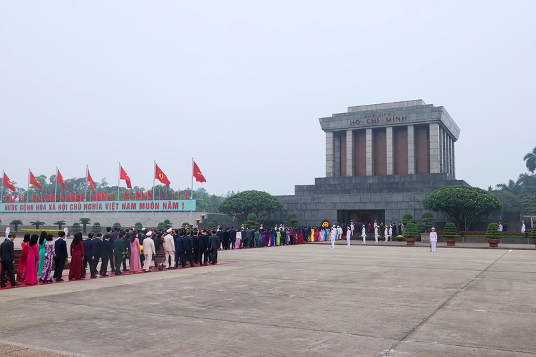 Đại biểu Quốc hội khóa XVI vào Lăng viếng Chủ tịch Hồ Chí Minh - Ảnh: VGP/Nhật Bắc Đại biểu Quốc hội khóa XVI vào Lăng viếng Chủ tịch Hồ Chí Minh - Ảnh: VGP/Nhật Bắc