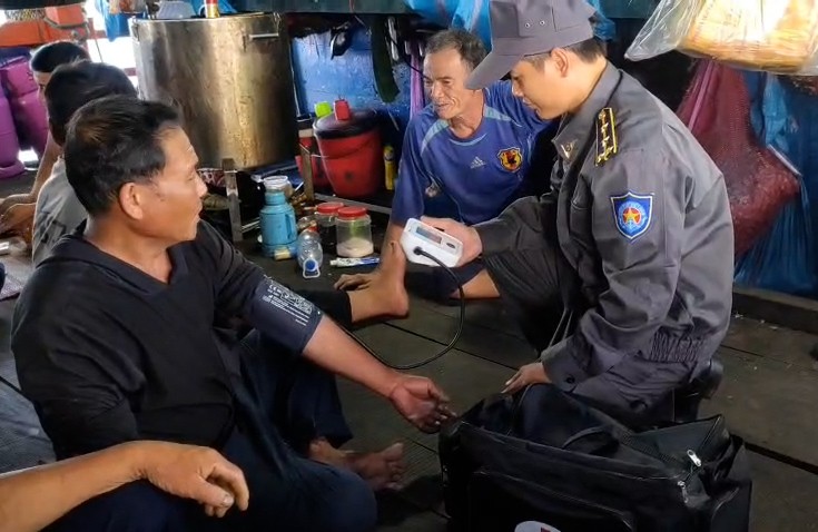 Ki&ecirc;m tra sức khỏe cho c&aacute;c ngư d&acirc;n