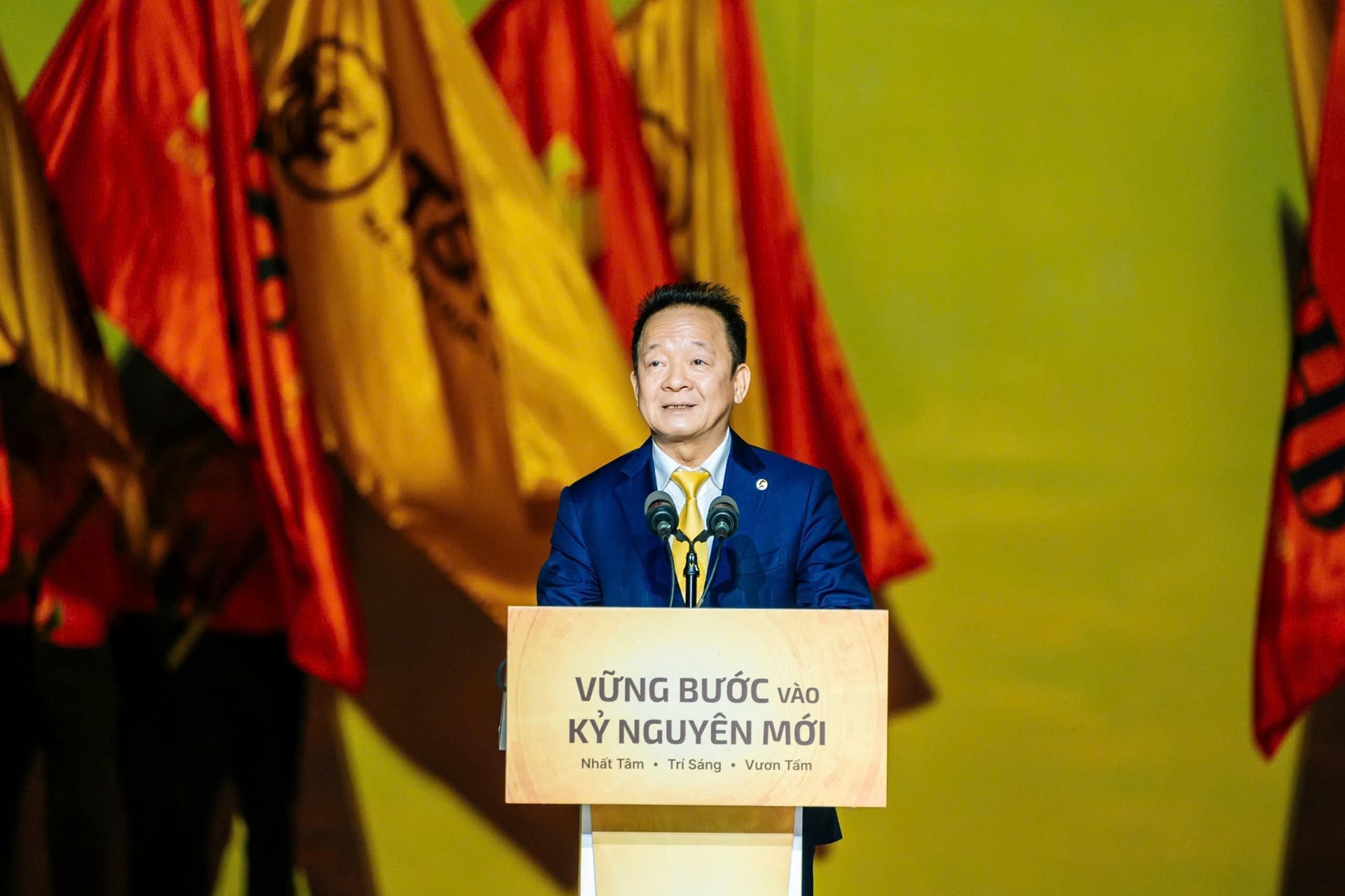 Chủ tịch Đỗ Quang Hiển chia sẻ sứ mệnh phụng sự sự hưng thịnh của đất nước tới c&aacute;n bộ nh&acirc;n vi&ecirc;n SHB v&agrave; T&T Group.