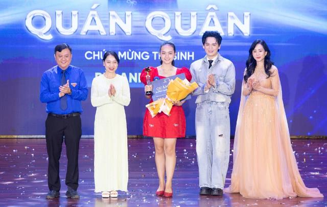 Th&iacute; sinh B&ugrave;i Anh Tr&uacute;c xuất sắc gi&agrave;nh giải Qu&aacute;n qu&acirc;n.