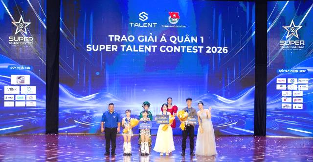 Ban Tổ chức trao giải &Aacute; qu&acirc;n 1 cho c&aacute;c th&iacute; sinh xuất sắc.