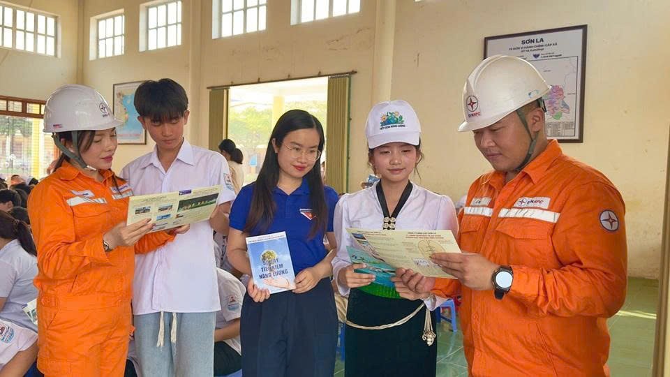Những bài học nhỏ về tiết kiệm điện từ sân Trường THCS Nguyễn Tất Thành