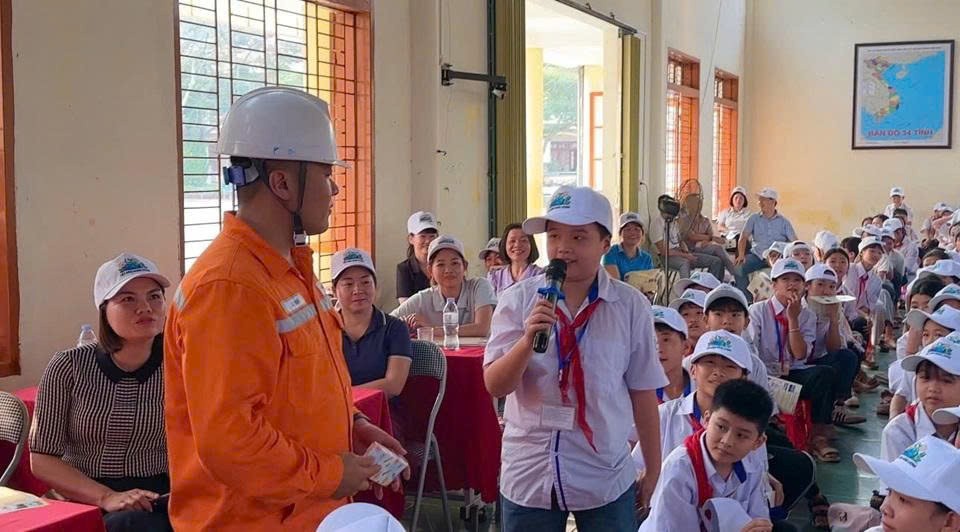 Tuyên truyền viên Điện lực Thuận Châu - Quỳnh Nhai truyền tải kiến thức về sử dụng điện an toàn và tiết kiệm Tuyên truyền viên Điện lực Thuận Châu - Quỳnh Nhai truyền tải kiến thức về sử dụng điện an toàn và tiết kiệm