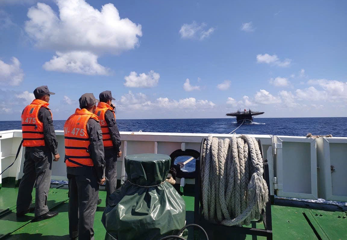 T&agrave;u 475 tiến h&agrave;nh lai k&eacute;o t&agrave;u QNg 90251 TS về đảo Đ&aacute; T&acirc;y A (đặc khu Trường Sa, tỉnh Kh&aacute;nh H&ograve;a)