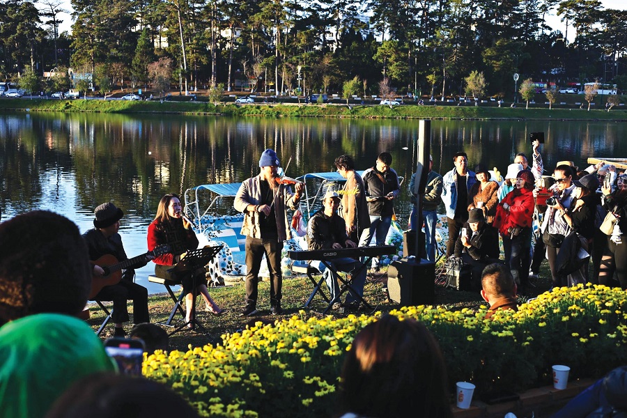 Tr&igrave;nh diễn tại kh&ocirc;ng gian &acirc;m nhạc b&ecirc;n hồ Xu&acirc;n Hương