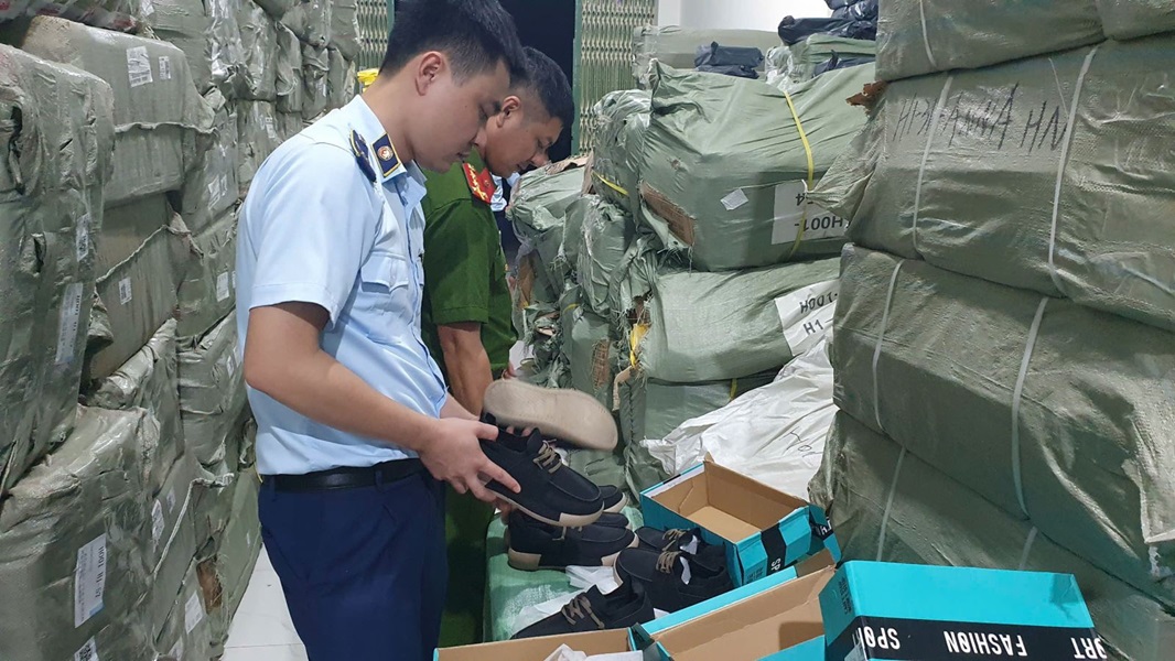 Ph&ograve;ng Cảnh s&aacute;t kinh tế phối hợp Đội Quản l&yacute; thị trường số 9 kiểm tra, ph&aacute;t hiện h&agrave;ng h&oacute;a kh&ocirc;ng r&otilde; nguồn gốc, xuất xứ