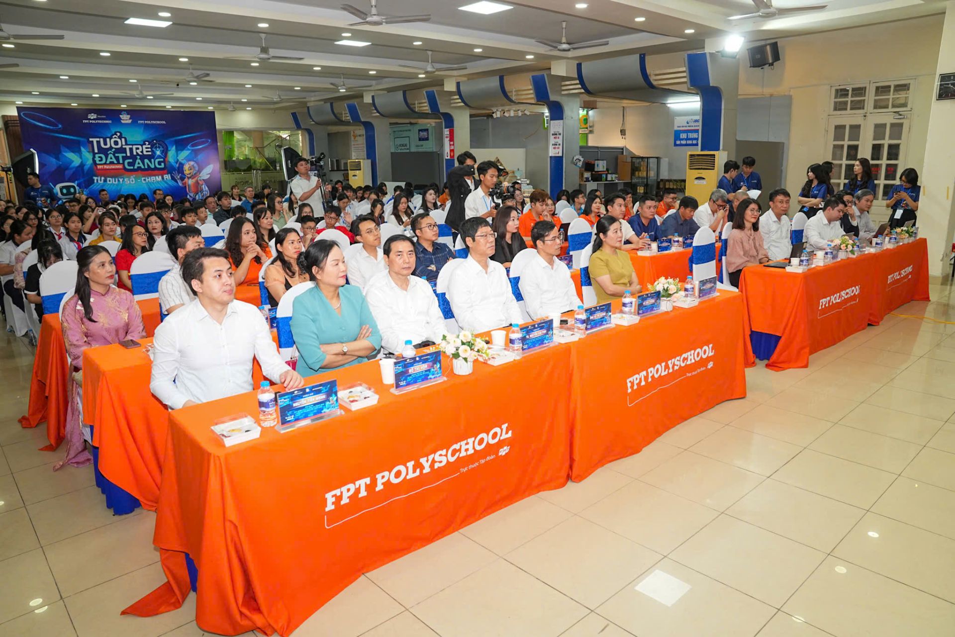 Đại biểu tham dự.