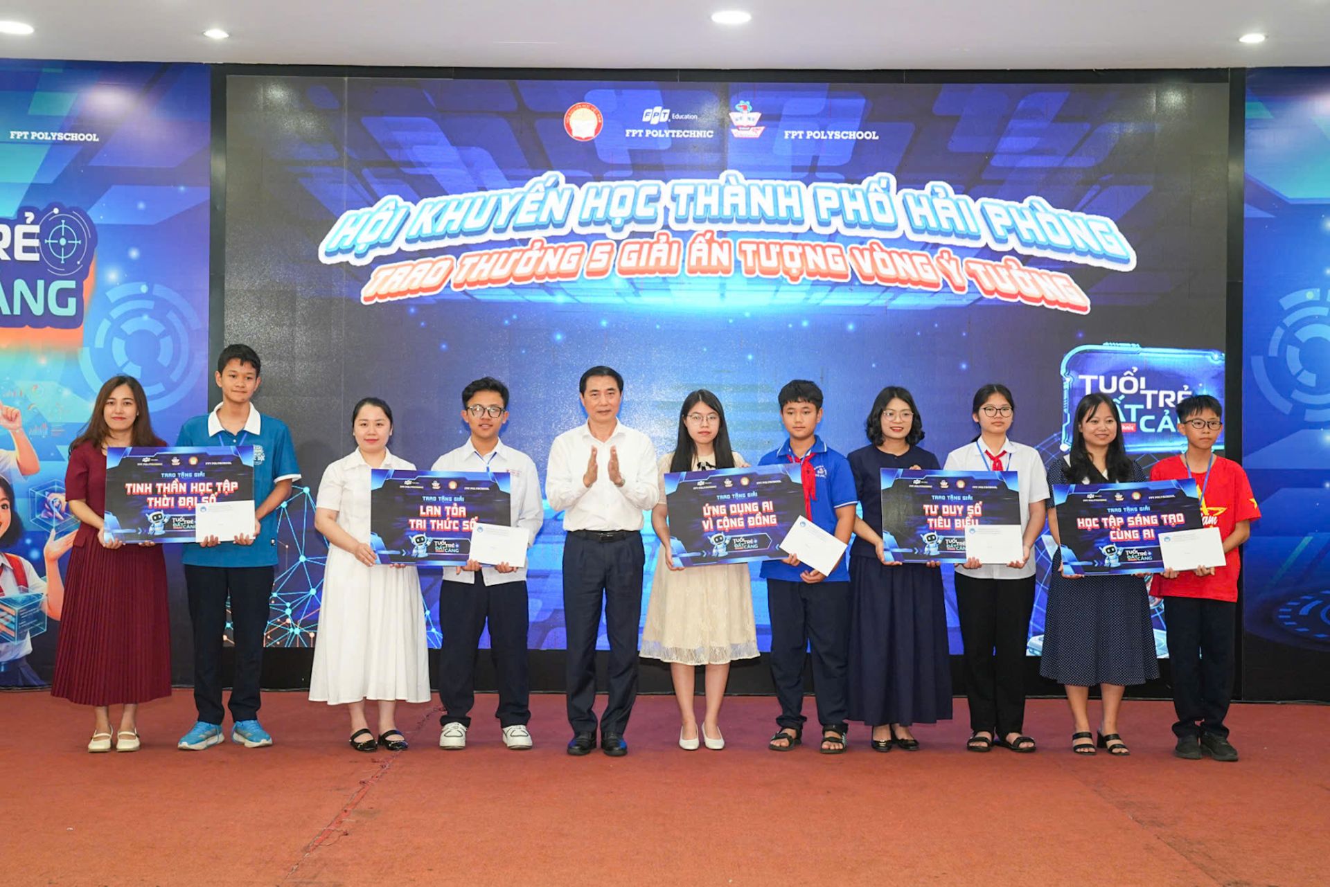 Hội Khuyến học th&agrave;nh phố trao thưởng 5 giải ấn tượng V&ograve;ng &yacute; tưởng.