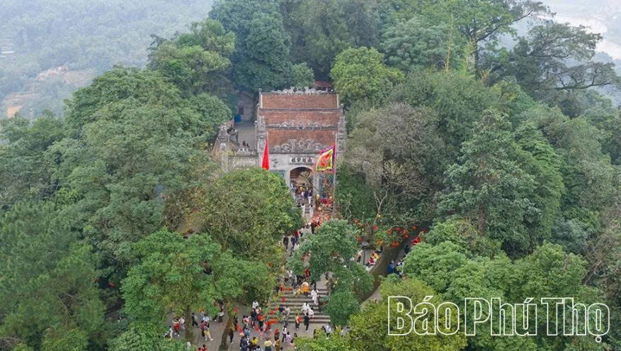 Đền H&ugrave;ng l&agrave; miền đất thi&ecirc;ng trong l&ograve;ng đồng b&agrave;o, kiều b&agrave;o v&agrave; du kh&aacute;ch gần xa, bạn b&egrave; quốc tế t&igrave;m về mỗi dịp th&aacute;ng Ba hằng năm.