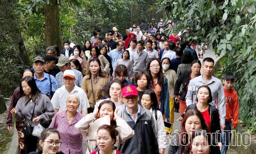 Sức h&uacute;t từ lễ hội Đền H&ugrave;ng kh&ocirc;ng chỉ bởi l&agrave; nơi thờ tự c&aacute;c bậc tiền nh&acirc;n c&oacute; c&ocirc;ng dựng nước, giữ nước m&agrave; c&ograve;n tự sự đầu tư, chỉnh trang, tu bổ hằng năm của tỉnh Ph&uacute; Thọ để Đền H&ugrave;ng ng&agrave;y c&agrave;ng khang trang, xanh - sạch - đẹp.