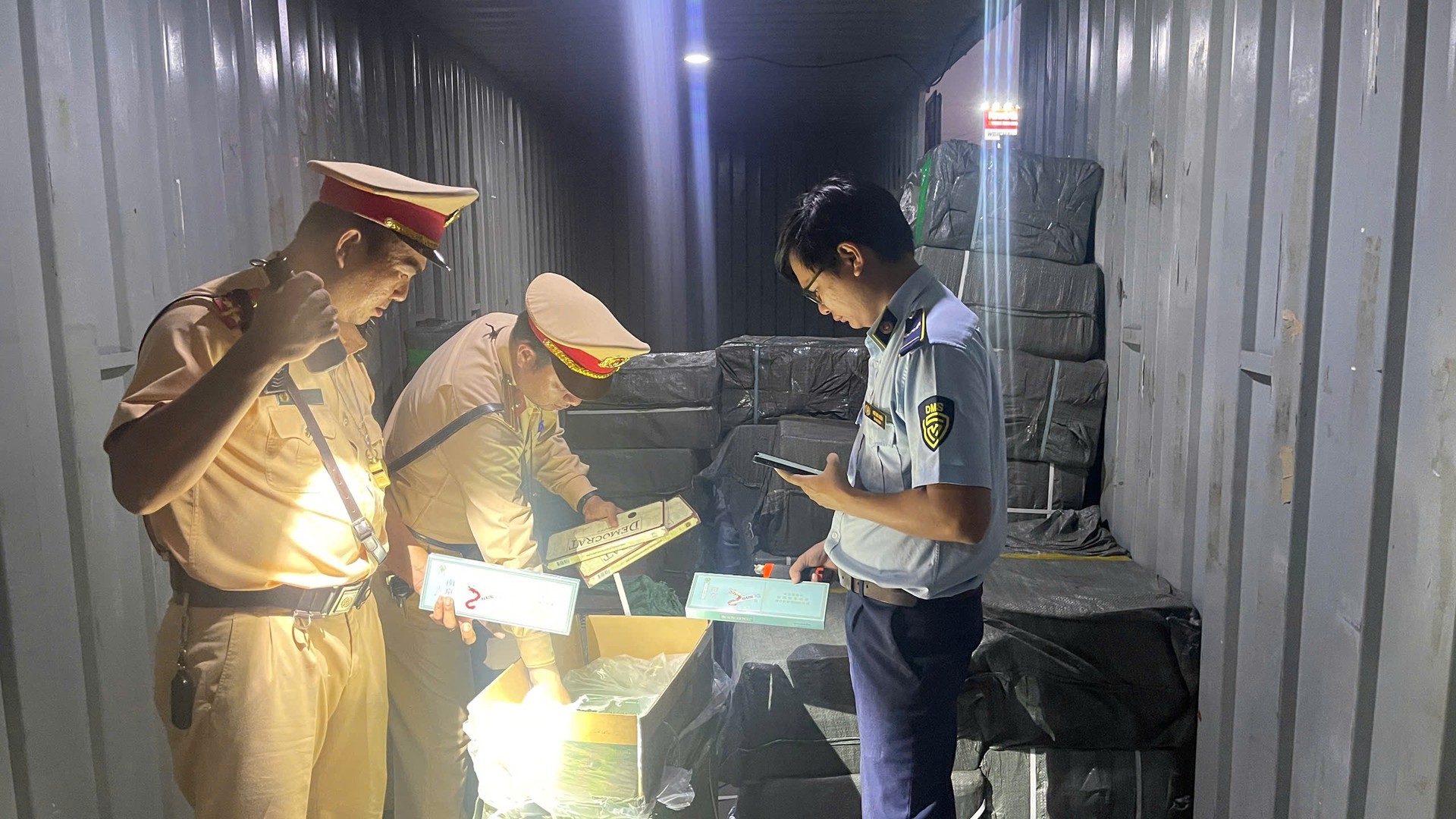 Lực lượng chức năng tỉnh Gia Lai kiểm tra h&agrave;ng h&oacute;a tr&ecirc;n phương tiện vận tải