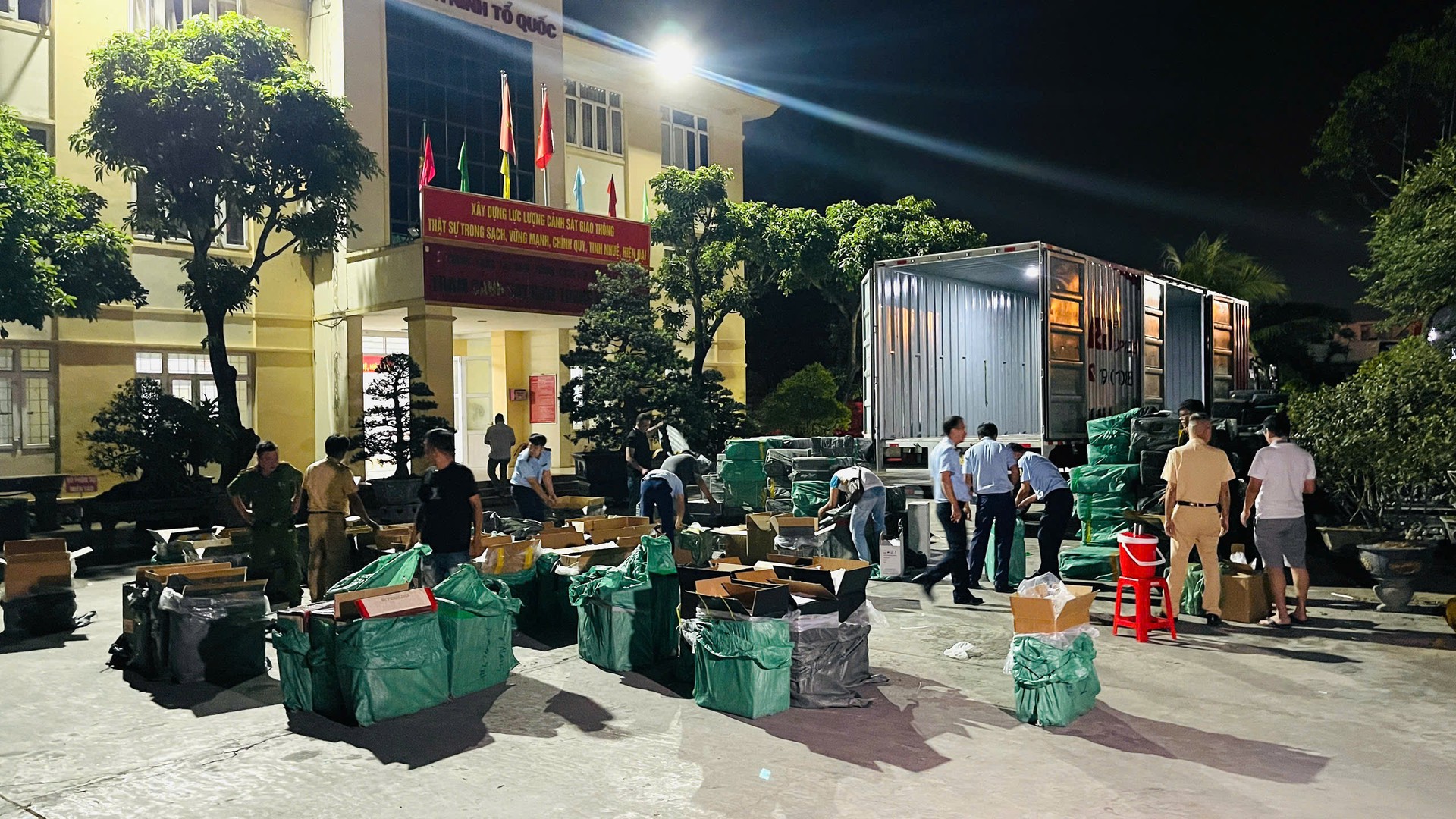 Gia Lai: Bắt giữ xe container chở hơn 220.000 bao thuốc lá nhập lậu, quy mô đặc biệt lớn