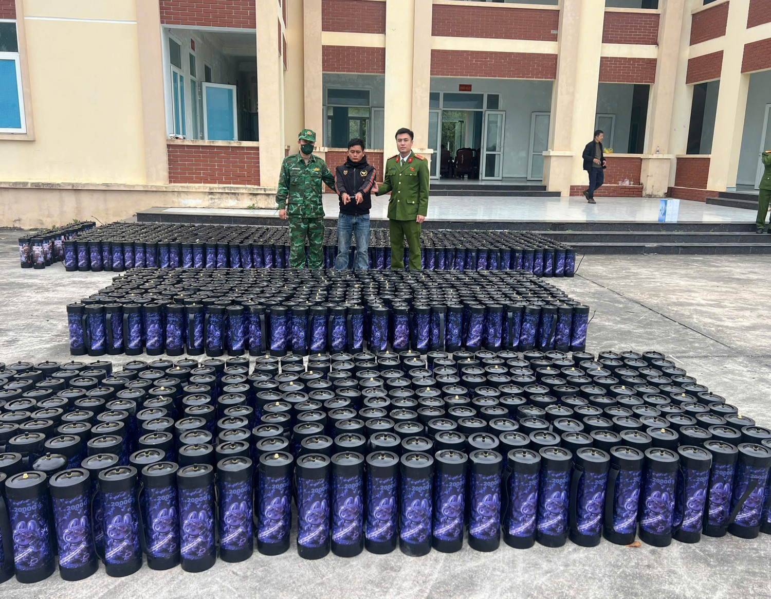 Quảng Ninh: Lật tẩy mánh khóe vận chuyển trái phép hơn 1.300 bình "khí cười"