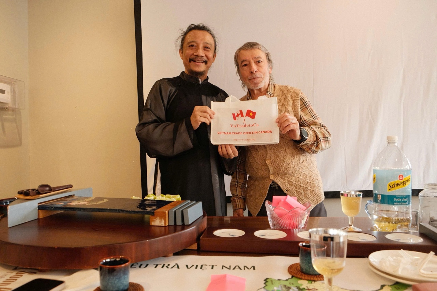 Chủ tịch C&acirc;u lạc bộ Brew-Tea-ful trao tặng qu&agrave; r&uacute;t thăm tr&uacute;ng thưởng cho người tham dự trong hoạt động tiệc tr&agrave; đạo Việt Nam tổ chức chiều ng&agrave;y 5/4/2026