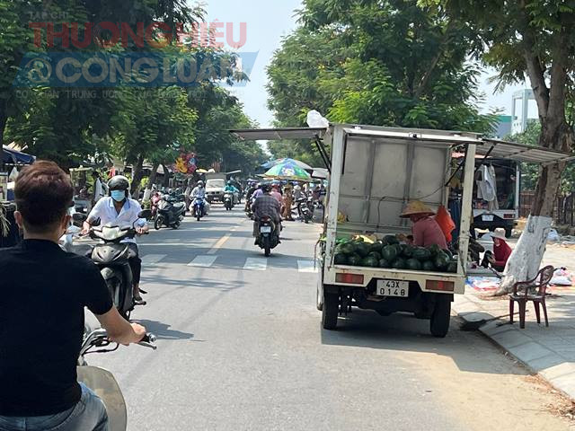 tr&ecirc;n đường Phan Đ&igrave;nh Gi&oacute;t s&aacute;t chợ Nam &Ocirc;, một số người tự ph&aacute;t, đem c&aacute;c thứ rau, củ, quả&hellip; v&agrave; c&aacute; lưới ra ngồi b&aacute;n lấn chiếm l&ograve;ng đường, vỉa h&egrave;, nhất l&agrave; c&aacute;c dịp lễ, Tết v&agrave; ng&agrave;y chủ nhật