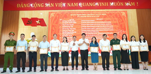 Ph&oacute; B&iacute; thư Đảng uỷ, Chủ tịch UBND, Chủ tịch Uỷ ban bầu cử phường Hải V&acirc;n Nguyễn Th&uacute;c Dũng khen thưởng c&aacute;c tập thể c&oacute; th&agrave;nh t&iacute;ch xuất sắc trong c&ocirc;ng t&aacute;c bầu cử.