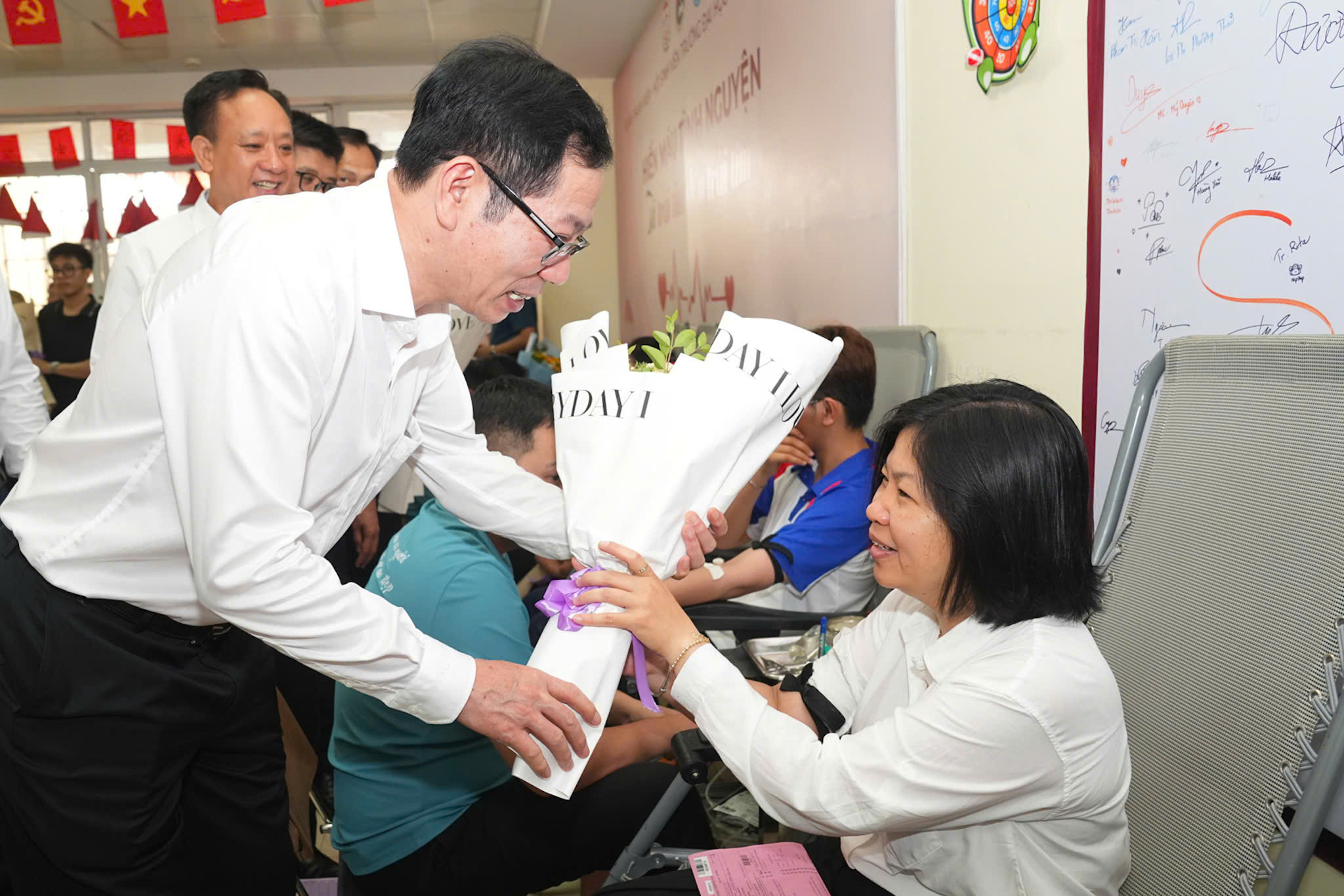 Ph&oacute; Chủ tịch UBND th&agrave;nh phố Vũ Tiến Phụng tặng hoa động vi&ecirc;n c&aacute;c t&igrave;nh nguyện vi&ecirc;n tham gia hiến m&aacute;u t&igrave;nh nguyện.