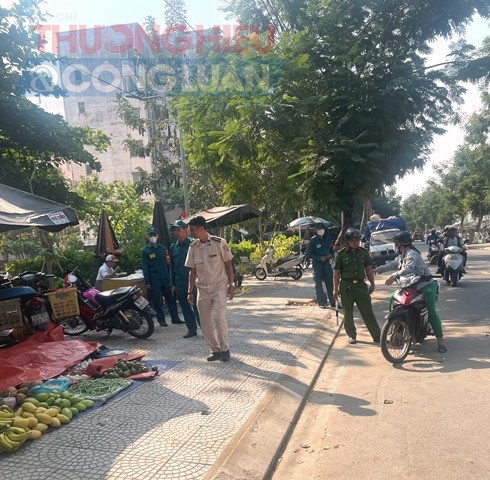Lực lượng chức năng tập trung xử l&yacute; c&aacute;c h&agrave;nh vi vi phạm như lấn chiếm vỉa h&egrave;.