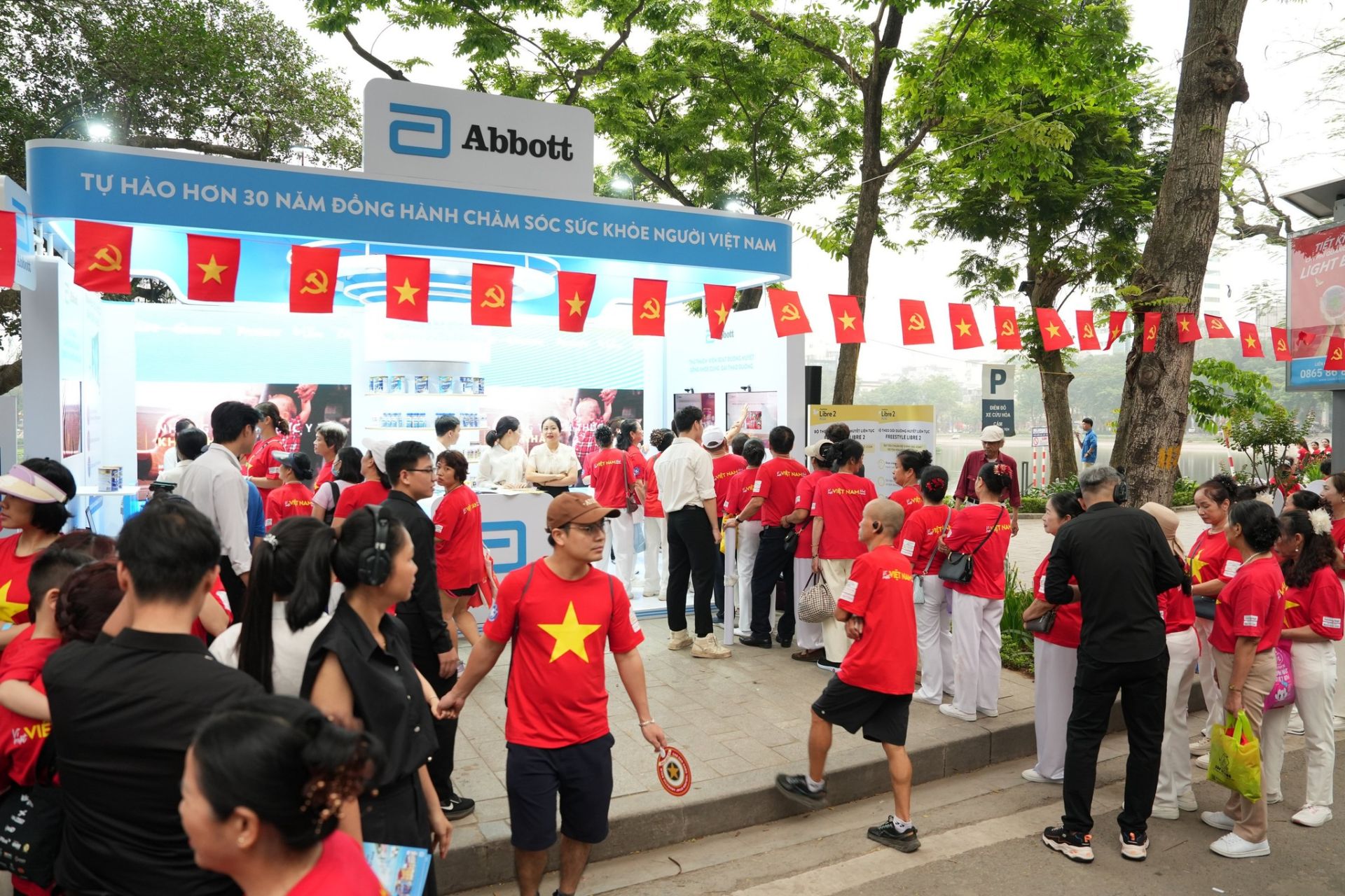 Người d&acirc;n tham gia kh&aacute;m sức khỏe, tư vấn dinh dưỡng miễn ph&iacute; tại gian h&agrave;ng của Abbott Việt Nam trong khu&ocirc;n khổ chương tr&igrave;nh chăm s&oacute;c sức khỏe cộng đồng tại phố đi bộ Trần Nh&acirc;n T&ocirc;ng (H&agrave; Nội).
