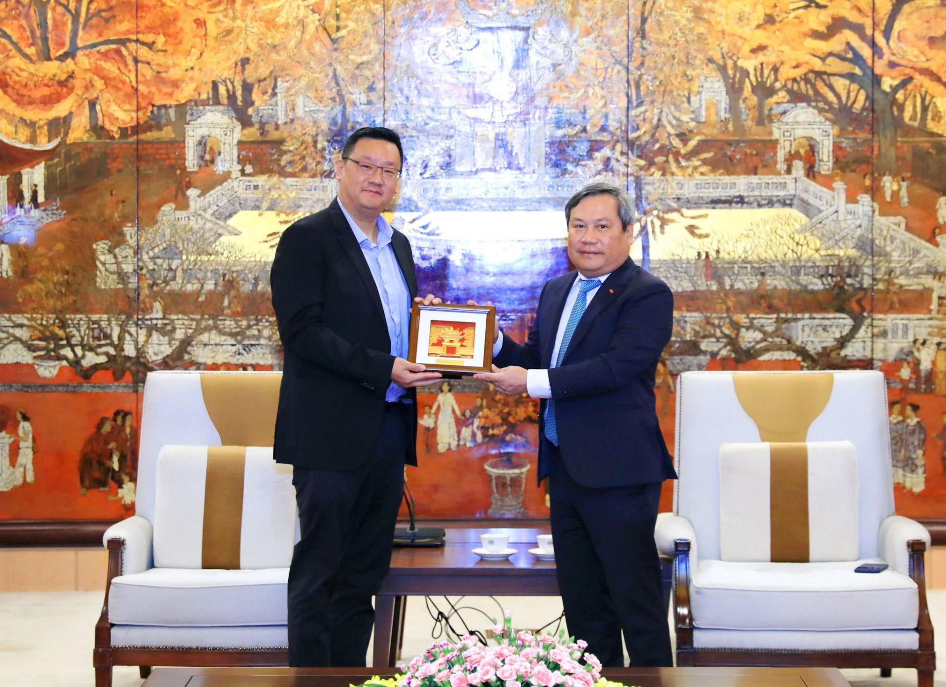 Chủ tịch Ủy ban nh&acirc;n d&acirc;n Th&agrave;nh phố H&agrave; Nội Vũ Đại Thắng trao tặng qu&agrave; lưu niệm cho đại diện Tập đo&agrave;n CT&D, thể hiện thiện ch&iacute; th&uacute;c đẩy hợp t&aacute;c đầu tư.