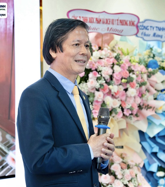 B&aacute;c sĩ Phan Nam H&ugrave;ng ph&aacute;t biểu tại Lễ k&yacute; kết.