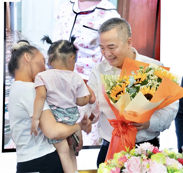 PGS-TS &ndash; B&aacute;c sĩ Nguyễn L&acirc;n Hiếu gặp lại bệnh nhi.