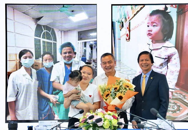 L&atilde;nh đạo 2 bệnh viện chụp ảnh lưu niệm c&ugrave;ng gia đ&igrave;nh bệnh nhi. Ảnh: BVBĐ