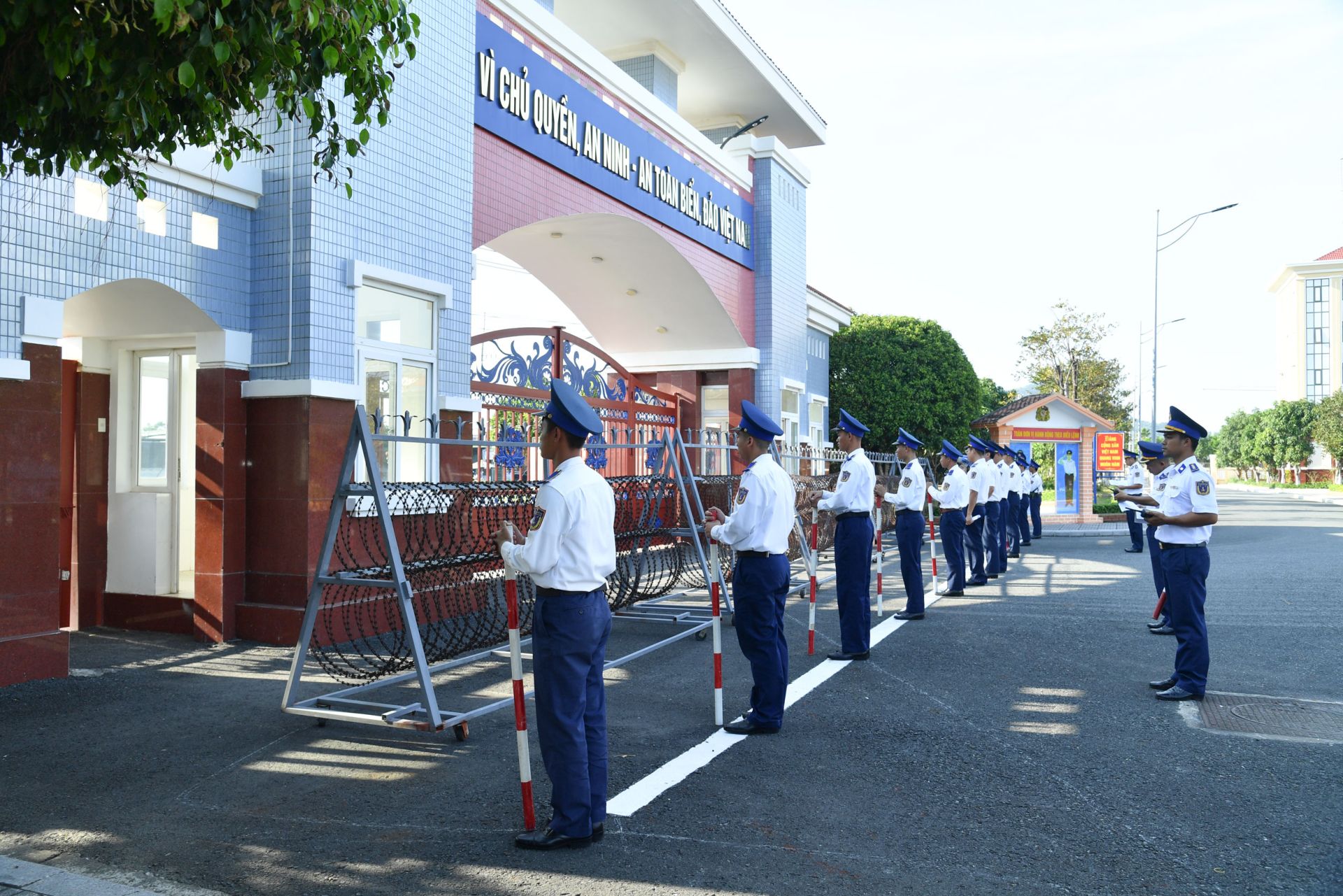 Bộ Tư lệnh V&ugrave;ng Cảnh s&aacute;t biển 4 luyện tập c&aacute;c phương &aacute;n bảo vệ cơ quan, đơn vị.