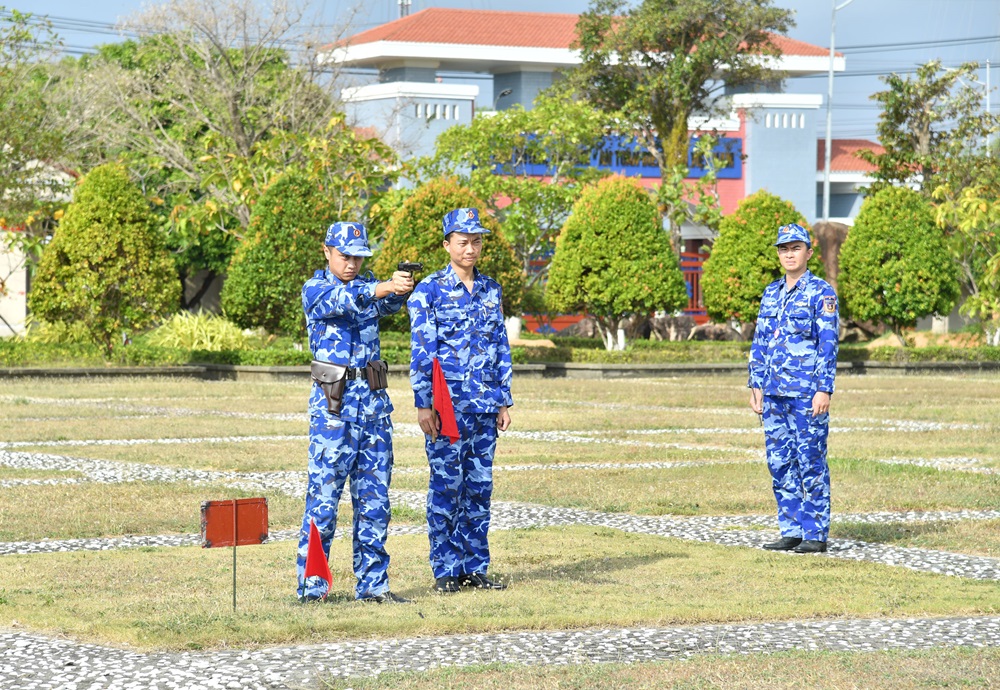 Bộ Tư lệnh V&ugrave;ng Cảnh s&aacute;t biển 4 tổ chức huấn luyện bắn s&uacute;ng K54