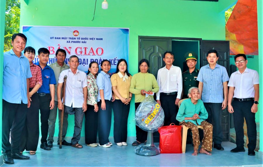 Bàn giao nhà Đại đoàn kết cho hộ gia đình khó khăn