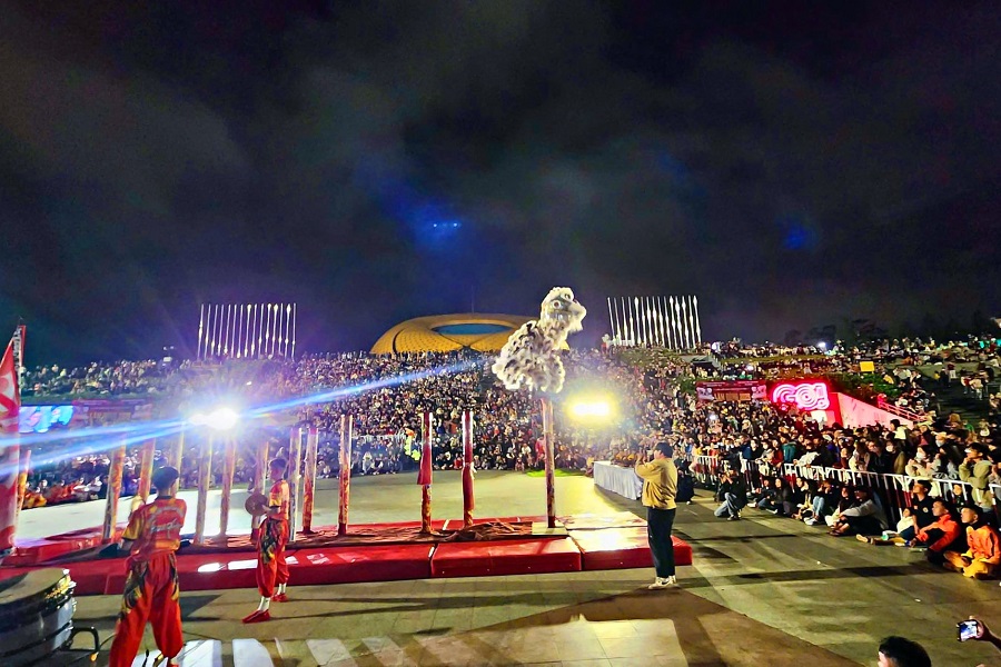 C&aacute;c đội thi L&acirc;n Sư Rồng của L&acirc;m Đồng biểu diễn tại Quảng trường L&acirc;m Vi&ecirc;n dịp Tết Trung thu năm 2025. Ảnh: Ch&iacute;nh Th&agrave;nh