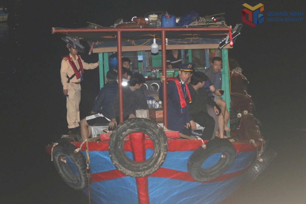 Lực lượng chức năng bắt quả tang t&agrave;u c&aacute; QN-2351-TS vận chuyển người trải nghiệm c&acirc;u mực, đ&aacute;nh bắt thủy sản tr&aacute;i ph&eacute;p tr&ecirc;n vịnh Hạ Long, ng&agrave;y 22/3/2026