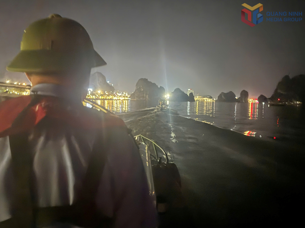 Để bắt giữ c&aacute;c phương tiện vi phạm, đảm bảo an to&agrave;n cho h&agrave;nh kh&aacute;ch, Đội Cảnh s&aacute;t đường thủy, ph&ograve;ng CSGT (C&ocirc;ng an tỉnh Quảng Ninh) tăng cường tuần tra c&ocirc;ng khai kết hợp h&oacute;a trang