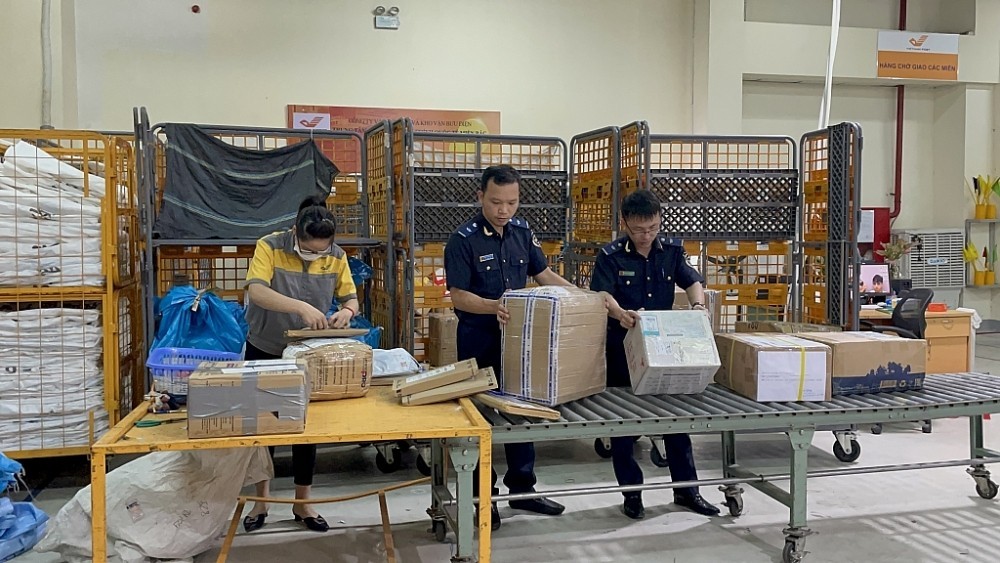 C&ocirc;ng chức ng&agrave;nh Hải quan kiểm tra l&ocirc; h&agrave;ng nhập khẩu qua đường chuyển ph&aacute;t nhanh. Ảnh: KT