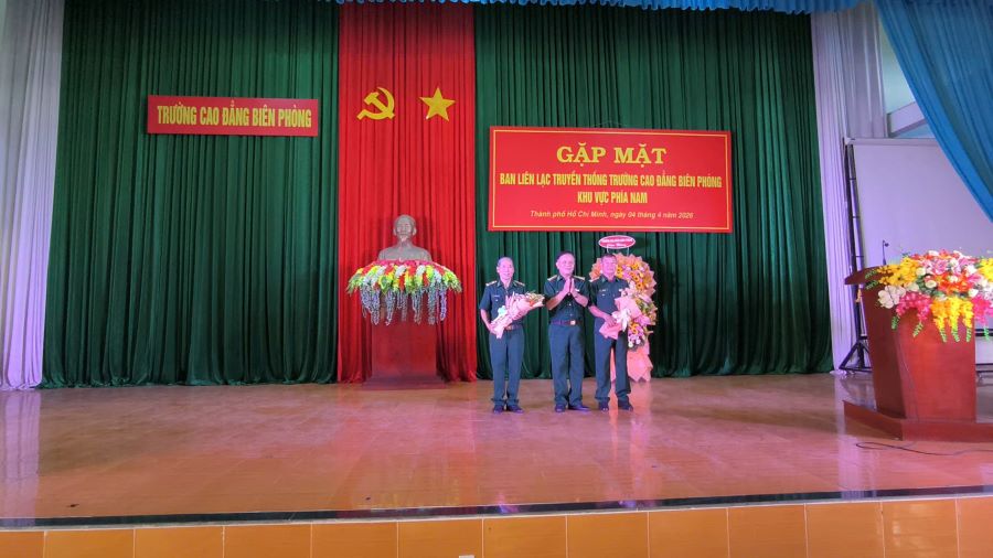 Đại tá Nguyễn Văn Thái, Trưởng ban liên lạc tặng hoa chúc mừng thọ hội viên ban liên lạc truyền thống Đại tá Nguyễn Văn Thái, Trưởng ban liên lạc tặng hoa chúc mừng thọ hội viên ban liên lạc truyền thống