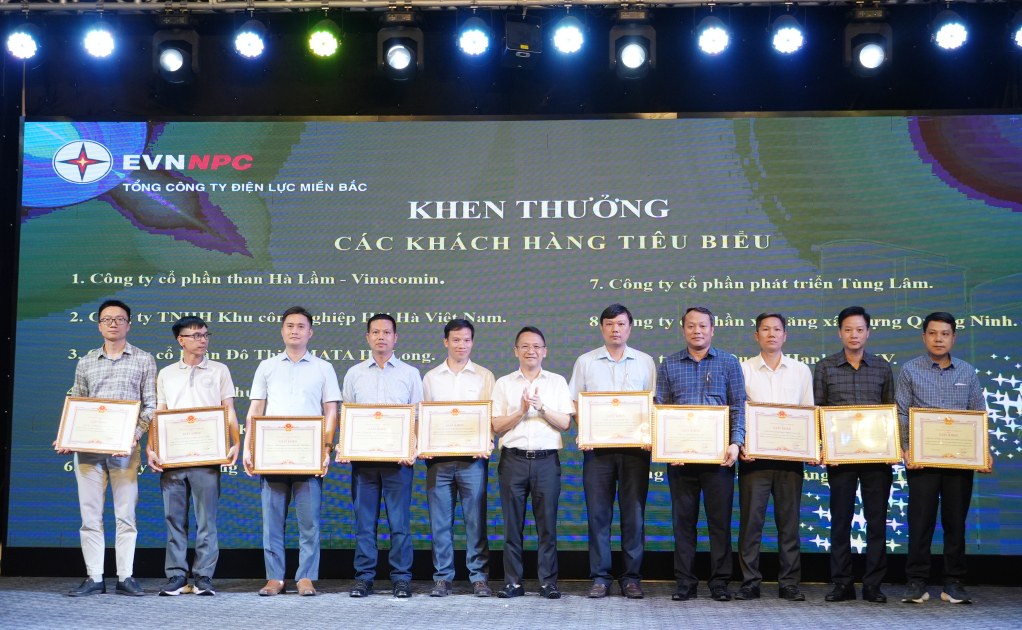 Tổng C&ocirc;ng ty Điện lực miền Bắc khen thưởng c&aacute;c kh&aacute;ch h&agrave;ng ti&ecirc;u biểu c&oacute; đ&oacute;ng g&oacute;p t&iacute;ch cực trong c&ocirc;ng t&aacute;c phối hợp bảo đảm cung ứng điện năm 2025
