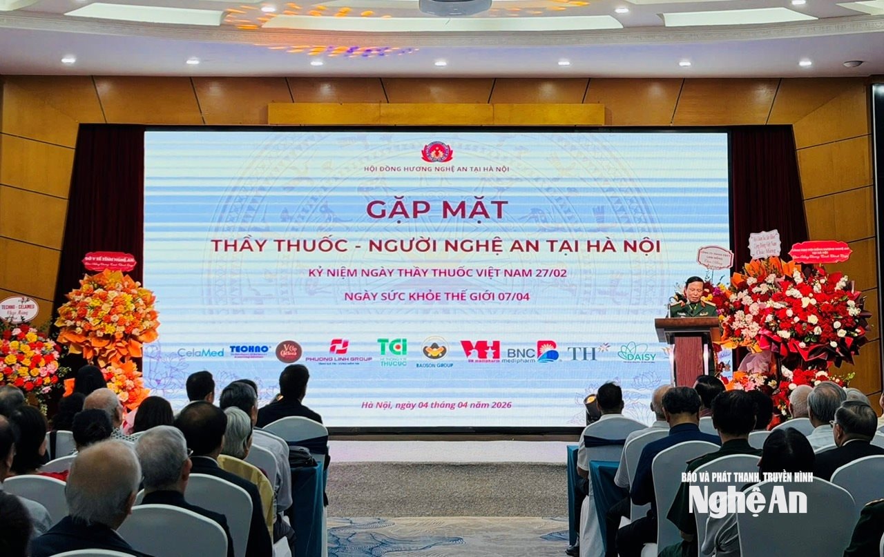 To&agrave;n cảnh gặp mặt Thầy thuốc người Nghệ An tại H&agrave; Nội. Ảnh: Đ&igrave;nh Th&aacute;i