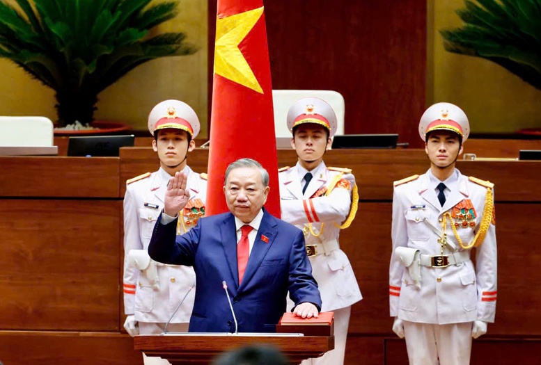 Tổng B&iacute; thư, Chủ tịch nước T&ocirc; L&acirc;m thực hiện nghi lễ tuy&ecirc;n thệ nhậm chức - Ảnh: VGP/Nhật Bắc