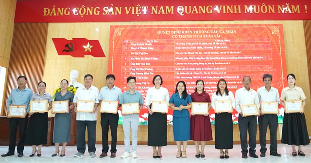 Ph&oacute; B&iacute; thư Thường trực Đảng uỷ, Ph&oacute; Ban chỉ đạo bầu cử phường Hải V&acirc;n Phạm Thị Hồng Hạnh trao giấy khen cho c&aacute;c c&aacute; nh&acirc;n c&oacute; th&agrave;nh t&iacute;ch xuất sắc trong c&ocirc;ng t&aacute;c bầu cử.